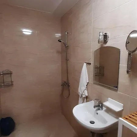 адикт Daire *